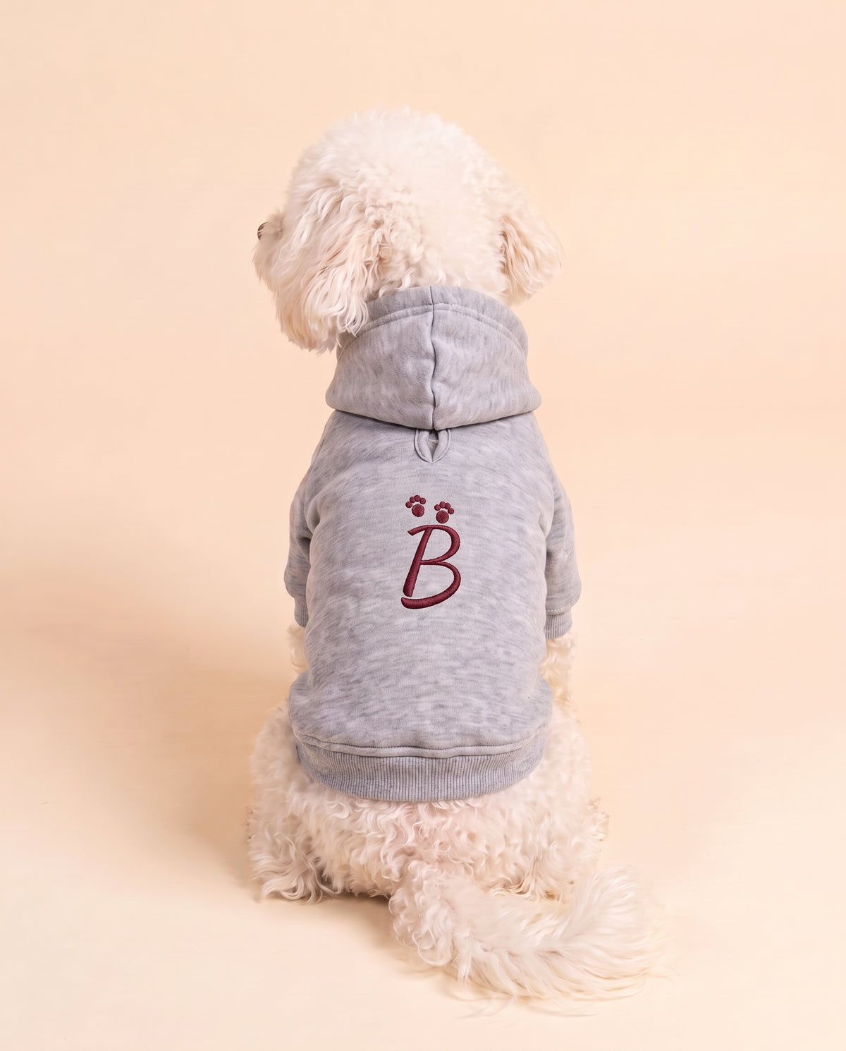 Felpa con cappuccio per cane grigio melange con iniziale e zampine ricamate in borgogna sulla schiena