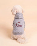 Felpa con cappuccio per cane grigio melange con nome Kira e zampine ricamate in borgogna sulla schiena