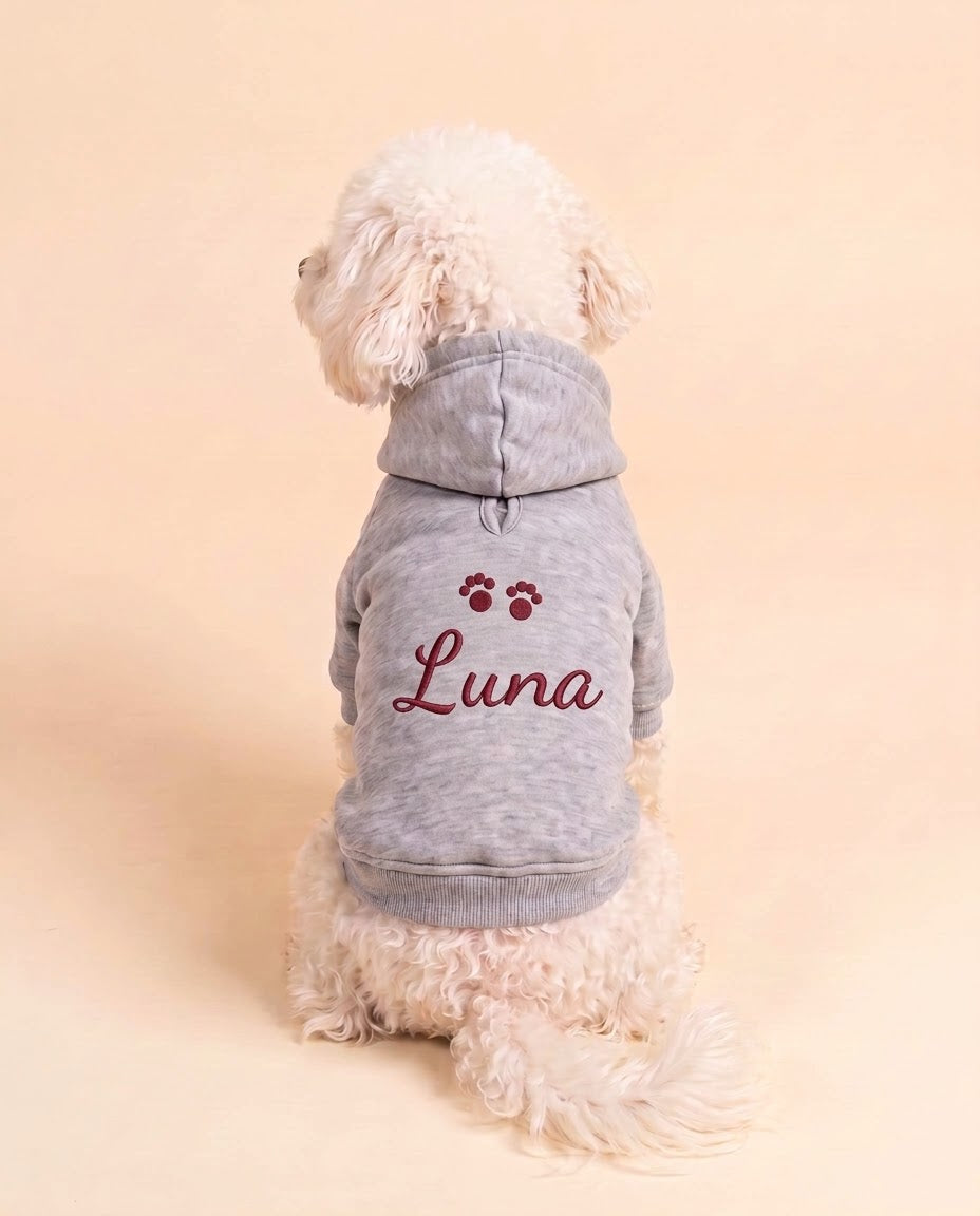Felpa con cappuccio per cane grigio melange con nome Luna e zampine ricamate in borgogna sulla schiena