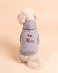 Felpa con cappuccio per cane grigio melange con nome Max e zampine ricamate in borgogna sulla schiena