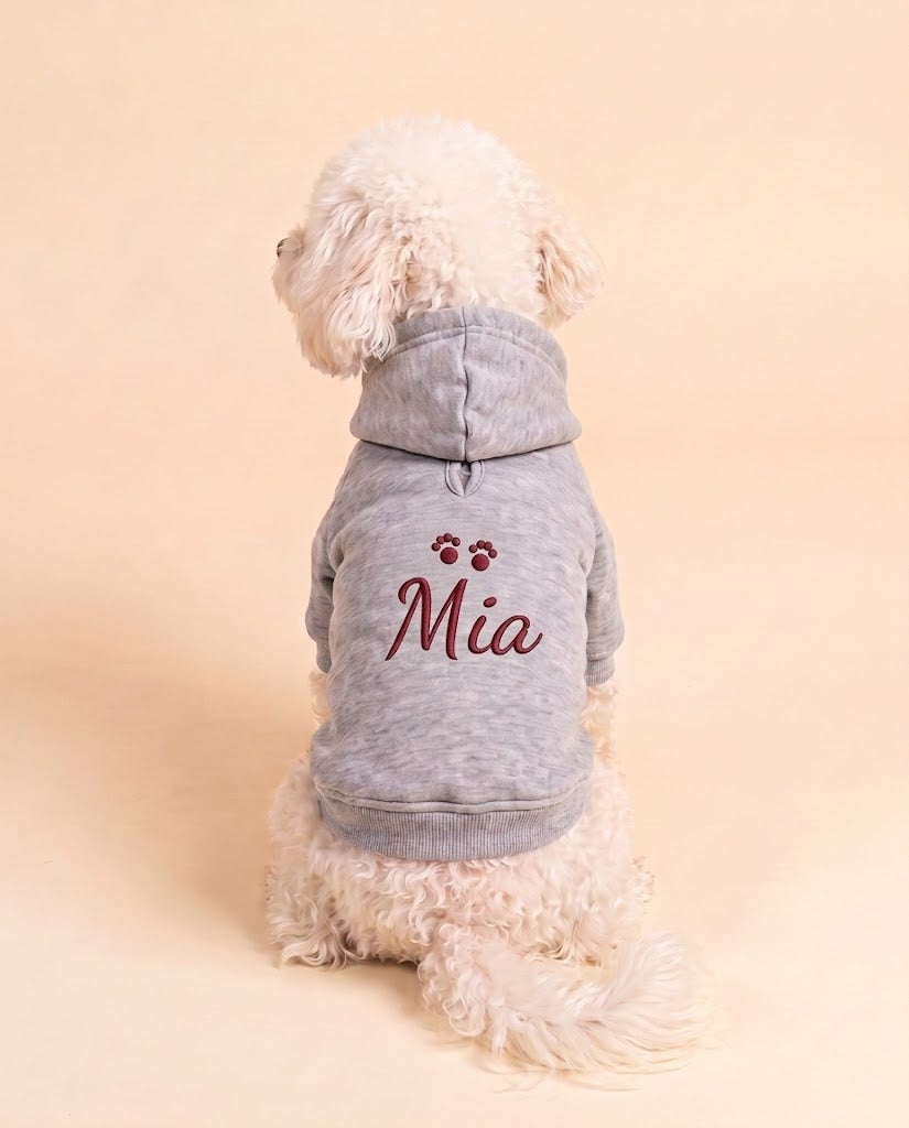 Felpa con cappuccio per cane grigio melange con nome Mia e zampine ricamate in borgogna sulla schiena