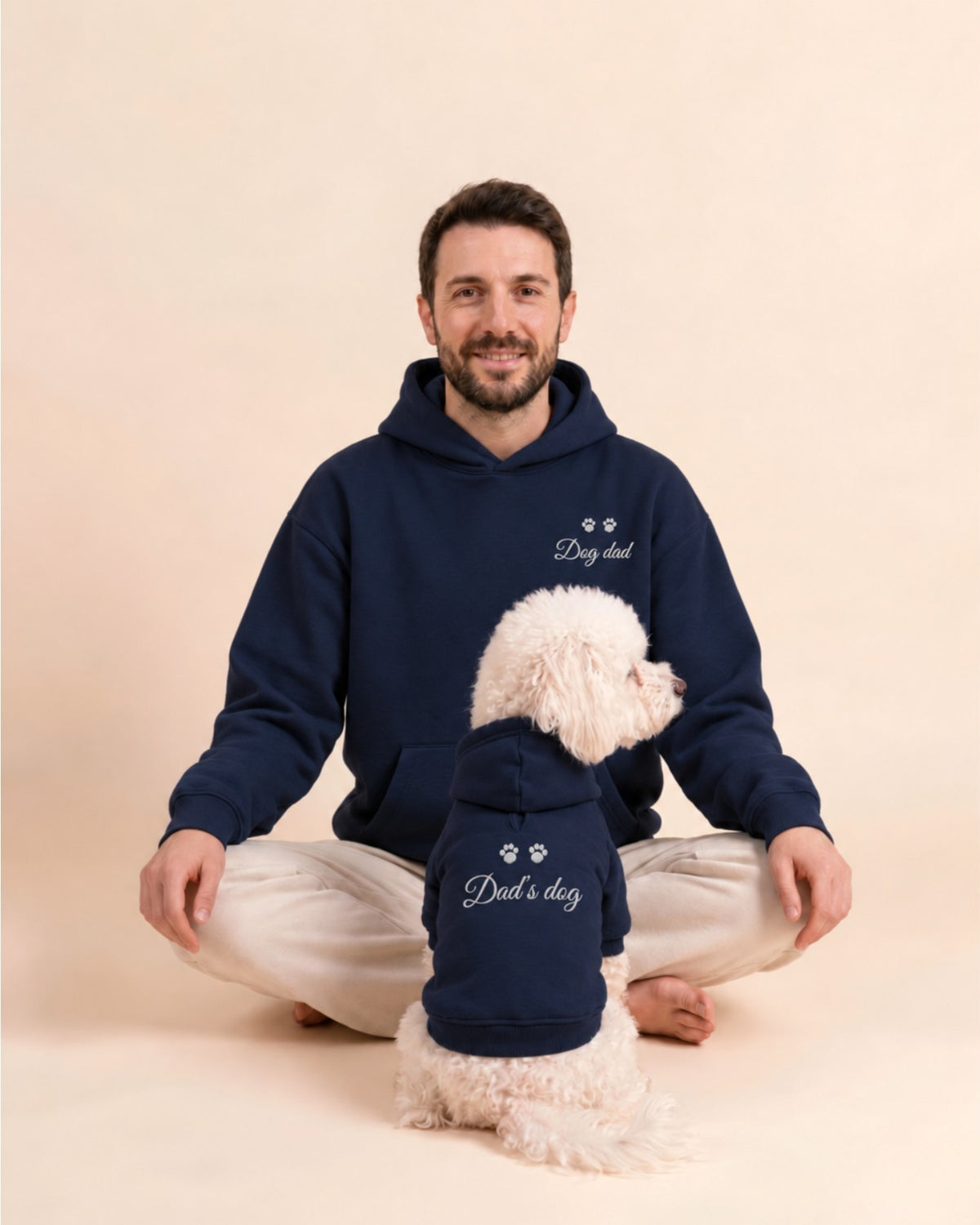 Felpe abbinate blu navy Dog dad e Dad's dog con zampine ricamate in grigio chiaro