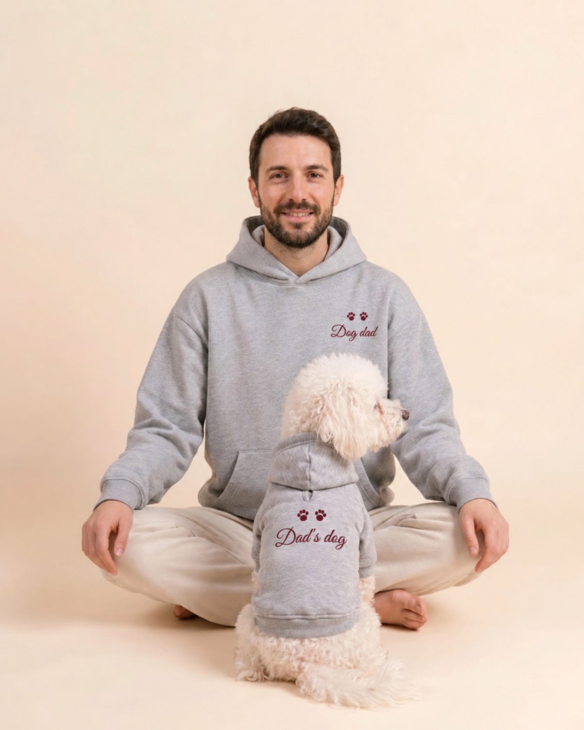 Papà e il barboncino Ben con felpe abbinate grigio melange: Dog dad sul petto e Dad's dog sulla schiena, ricamo borgogna con zampine