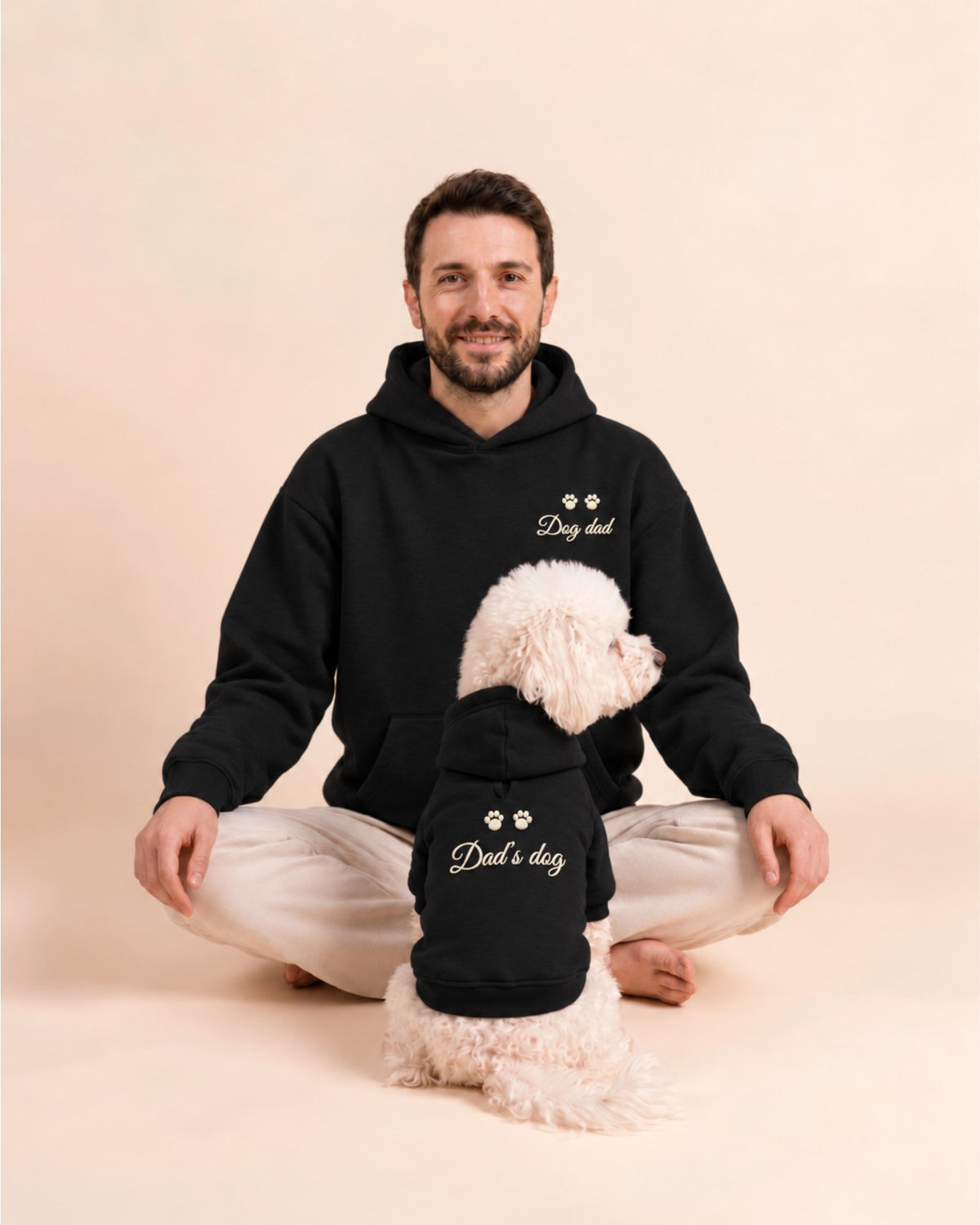 Felpe abbinate nere Dog dad e Dad's dog con zampine ricamate in panna