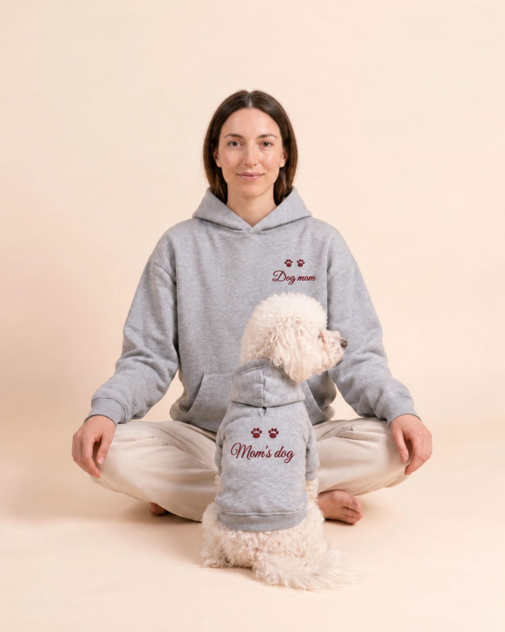 Mamma e il barboncino Ben con felpe abbinate grigio melange: Dog mom sul petto e Mom's dog sulla schiena, ricamo borgogna con zampine