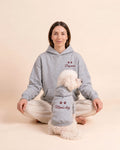 Mamma e il barboncino Ben con felpe abbinate grigio melange: Dog mom sul petto e Mom's dog sulla schiena, ricamo borgogna con zampine