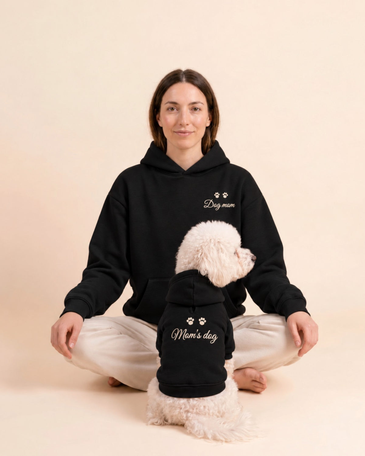 Felpe abbinate nere Dog mom e Mom's dog con zampine ricamate in panna