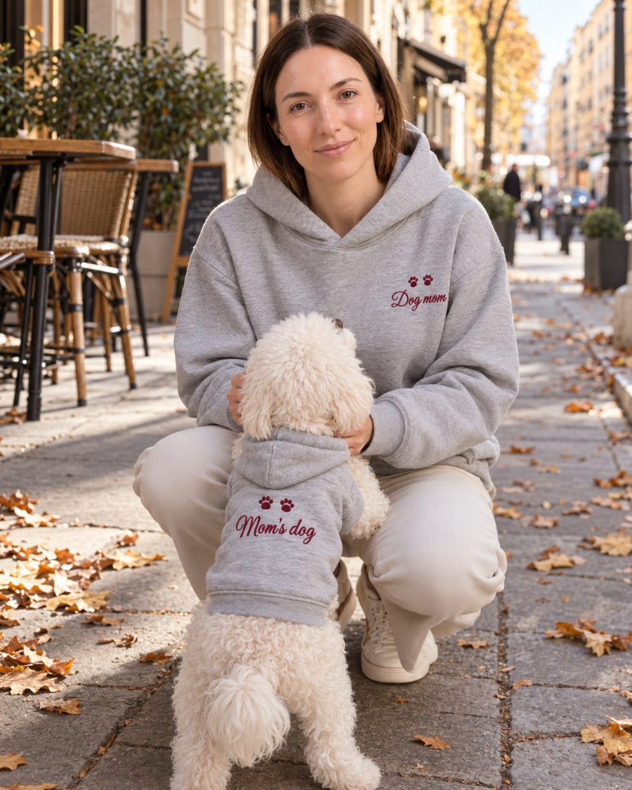 Donna con Ben in una via di città, felpe grigie abbinate Dog mom e Mom's dog ricamate in borgogna