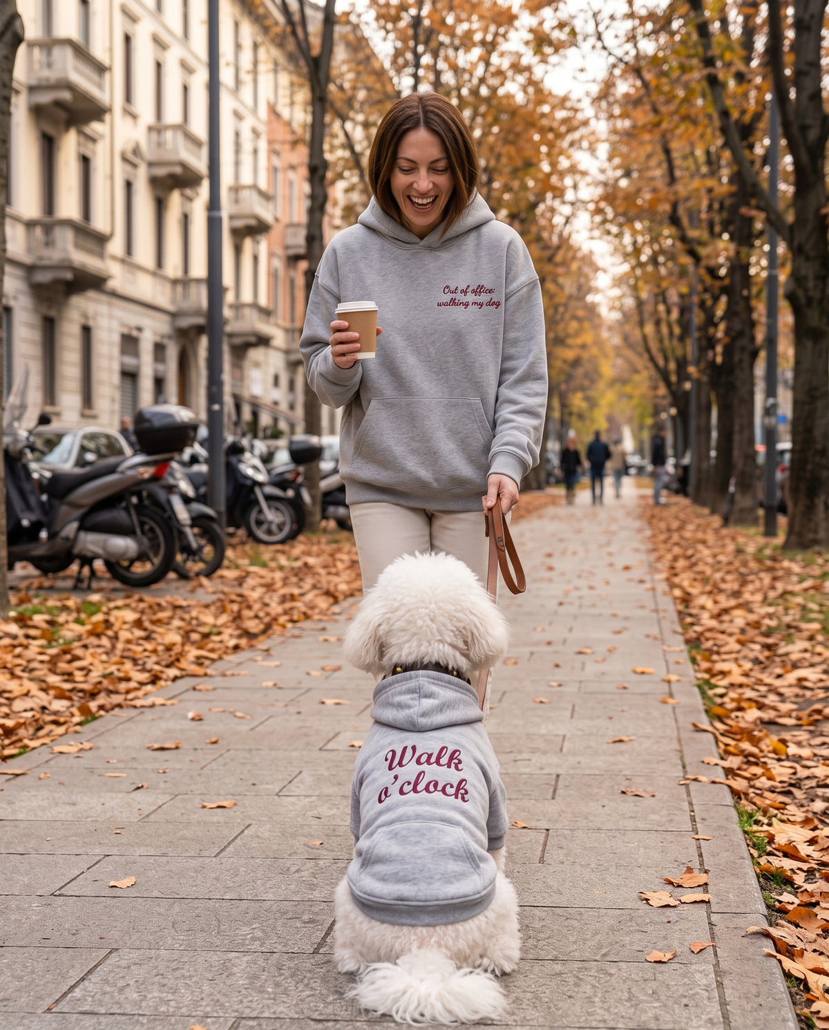 Set felpe abbinate Out of office: walking my dog grigio: lei e il suo cane a passeggio