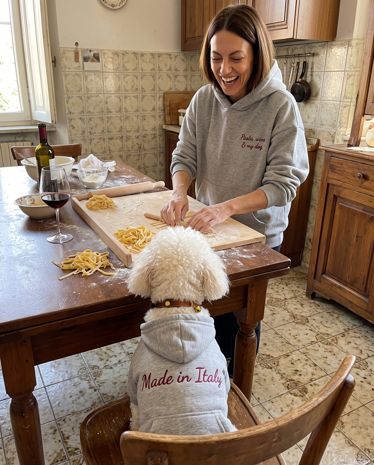 Set felpe abbinate Pasta, wine & my dog grigio: lei e il suo cane in cucina