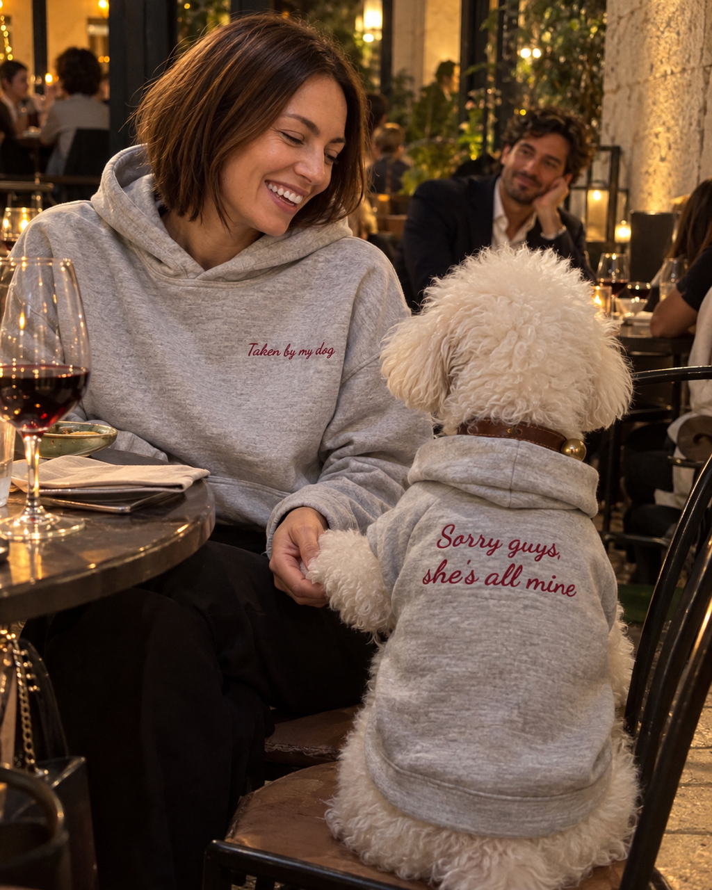 Set felpe abbinate Taken by my dog + Sorry guys, she's all mine grigio melange: donna al ristorante con felpa ricamata e cane con felpa Sorry guys, she's all mine