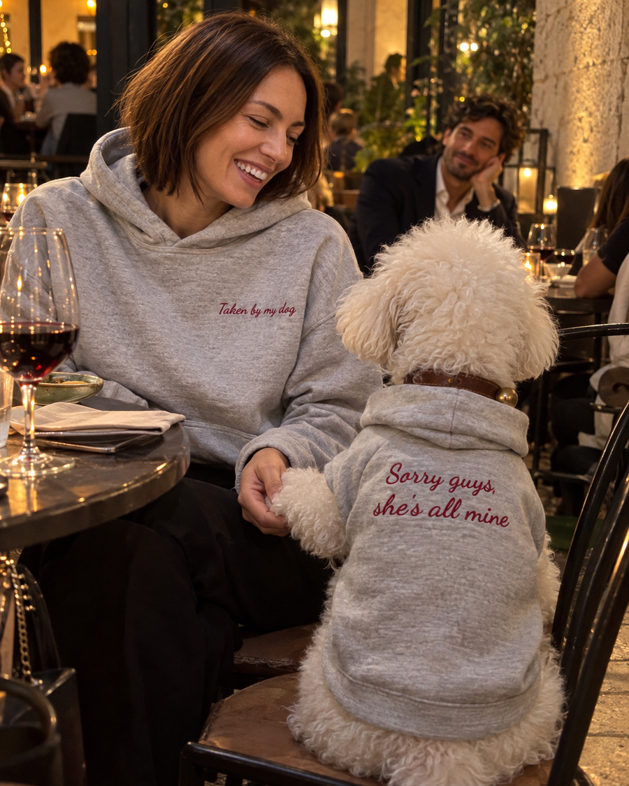 Set felpe abbinate Taken by my dog + Sorry guys, she's all mine grigio melange: donna al ristorante con felpa ricamata e cane con felpa Sorry guys, she's all mine