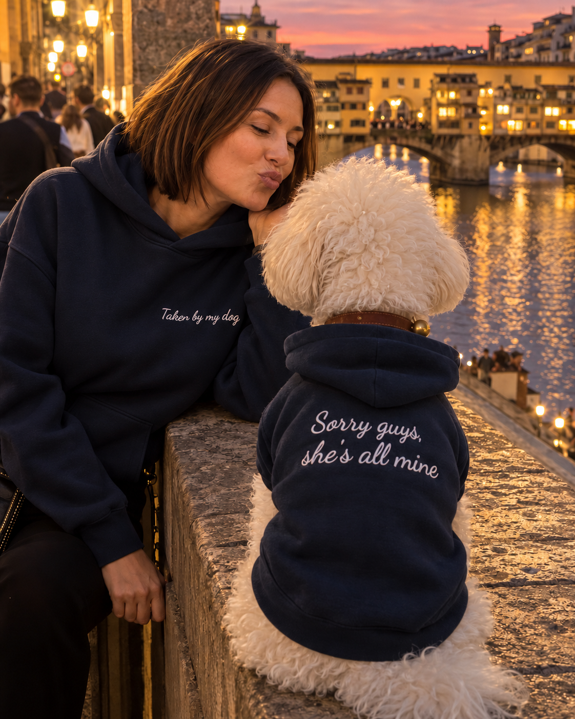 Set felpe abbinate Taken by my dog + Sorry guys, she's all mine blu navy: donna bacia il cane sul Ponte Vecchio a Firenze