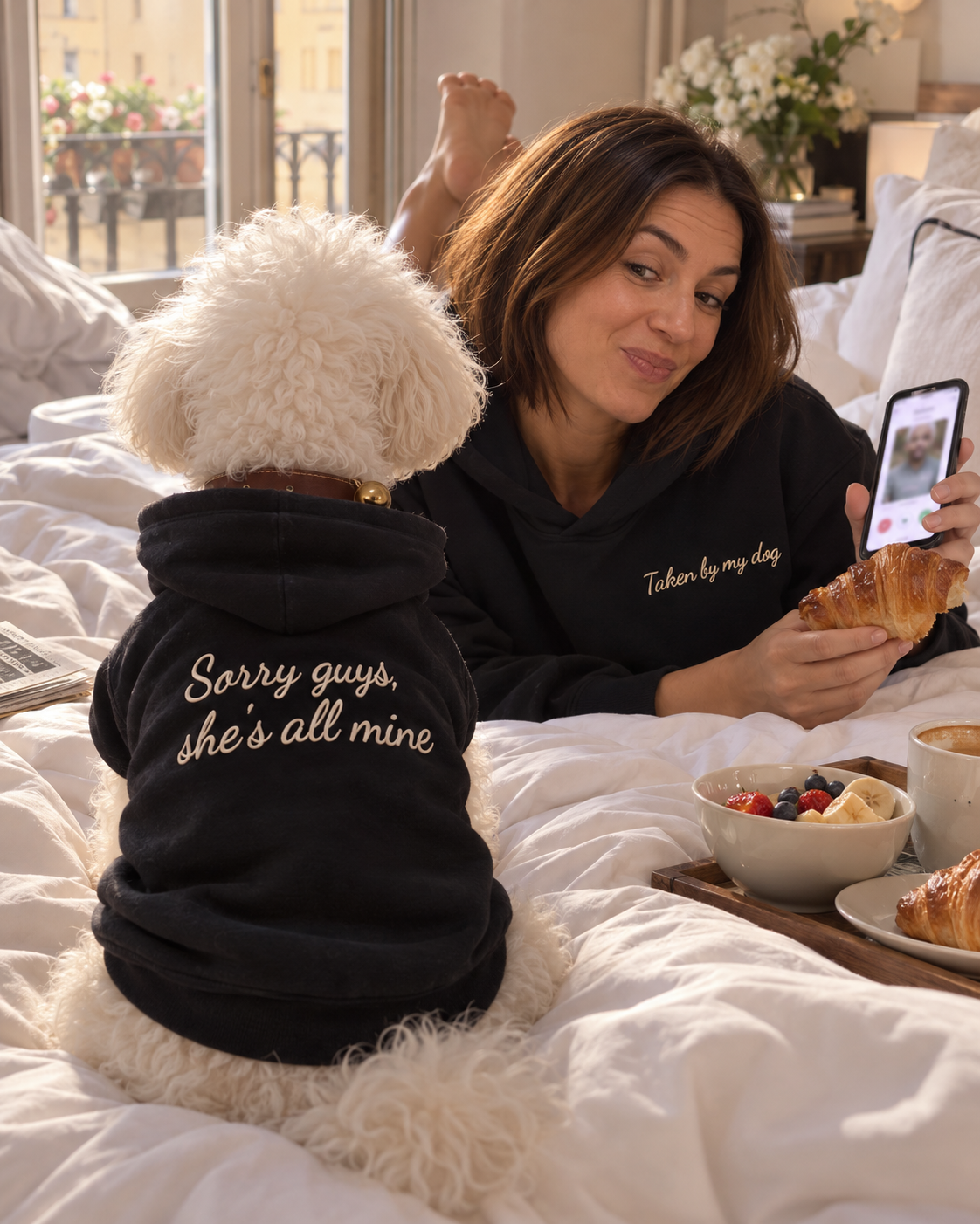 Set felpe abbinate Taken by my dog + Sorry guys, she's all mine nero: donna a letto con colazione e cane con felpa Sorry guys, she's all mine