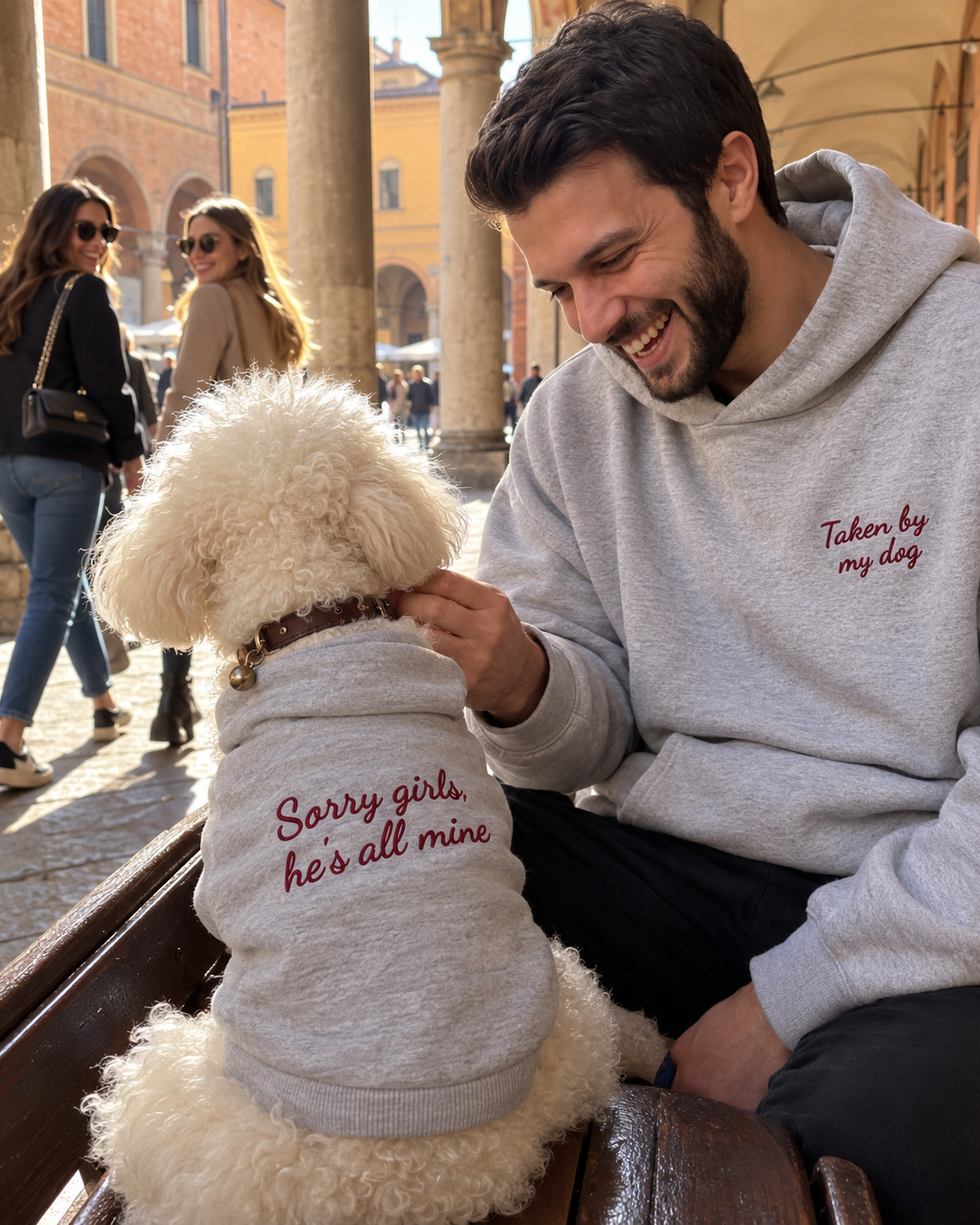 Set felpe abbinate Taken by my dog + Sorry girls, he's all mine grigio melange: uomo sotto i portici con felpa ricamata e cane con felpa Sorry girls, he's all mine