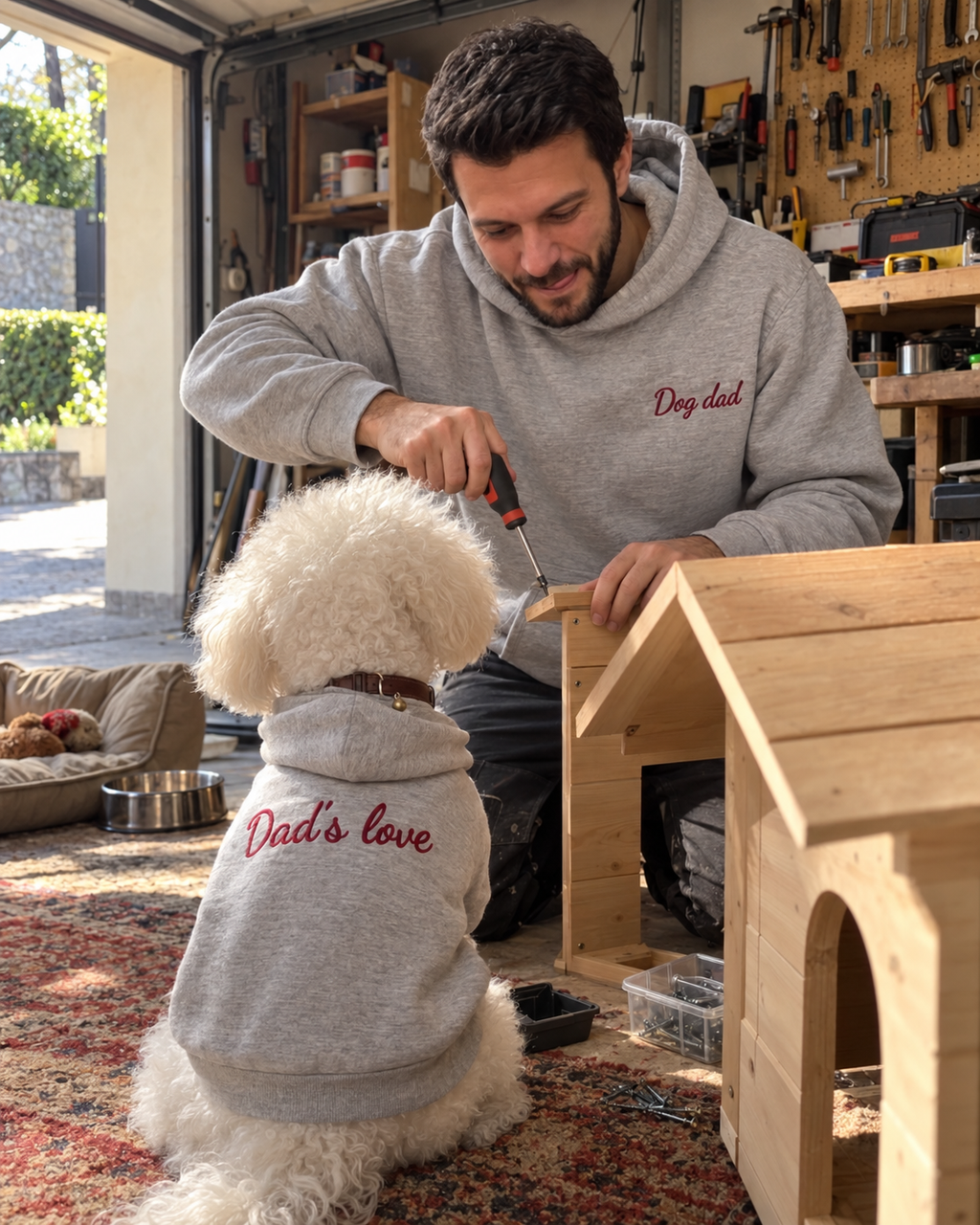 Set felpe abbinate Dog dad + Dad's love grigio melange: uomo con felpa Dog dad ricamata e cane con felpa Dad's love