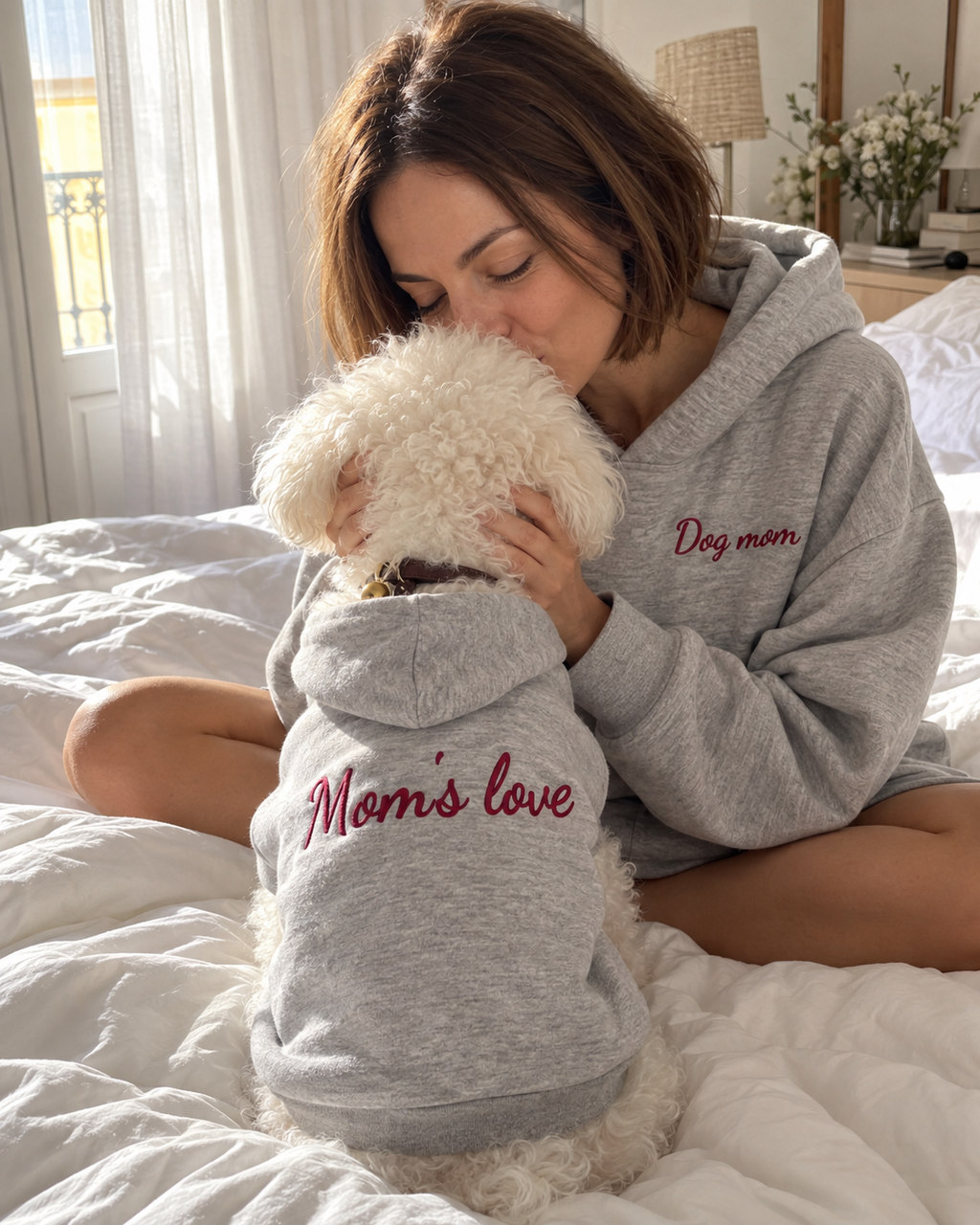 Set felpe abbinate Dog mom + Mom's love grigio melange: donna con felpa Dog mom ricamata e cane con felpa Mom's love