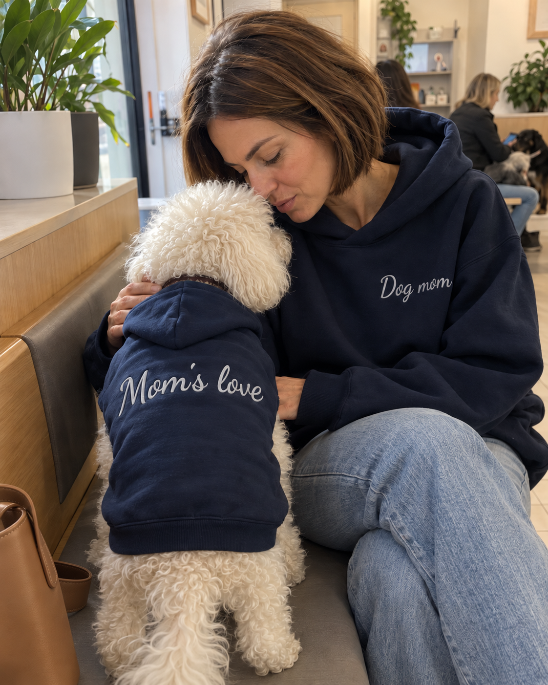 Set felpe abbinate Dog mom + Mom's love blu navy: donna con felpa Dog mom ricamata che abbraccia il cane con felpa Mom's love