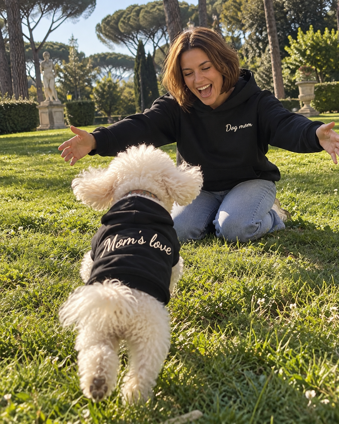 Set felpe abbinate Dog mom + Mom's love nero: donna con felpa Dog mom ricamata e cane con felpa Mom's love in giardino