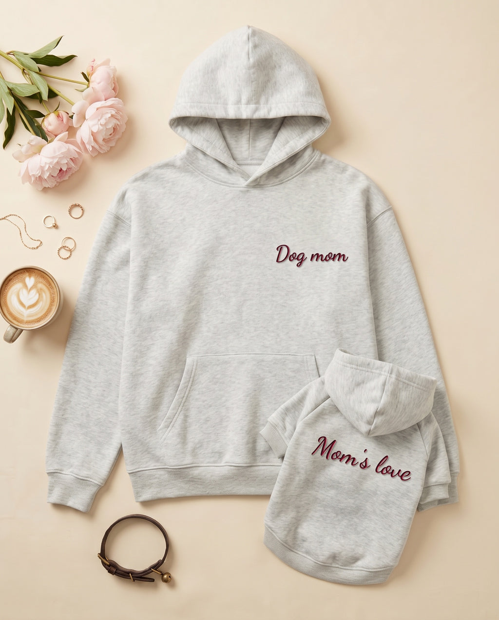 Set felpe abbinate Dog mom + Mom's love grigio melange: felpa adulto e felpa cane con ricamo bordeaux, foto prodotto con peonie, cappuccino e collare