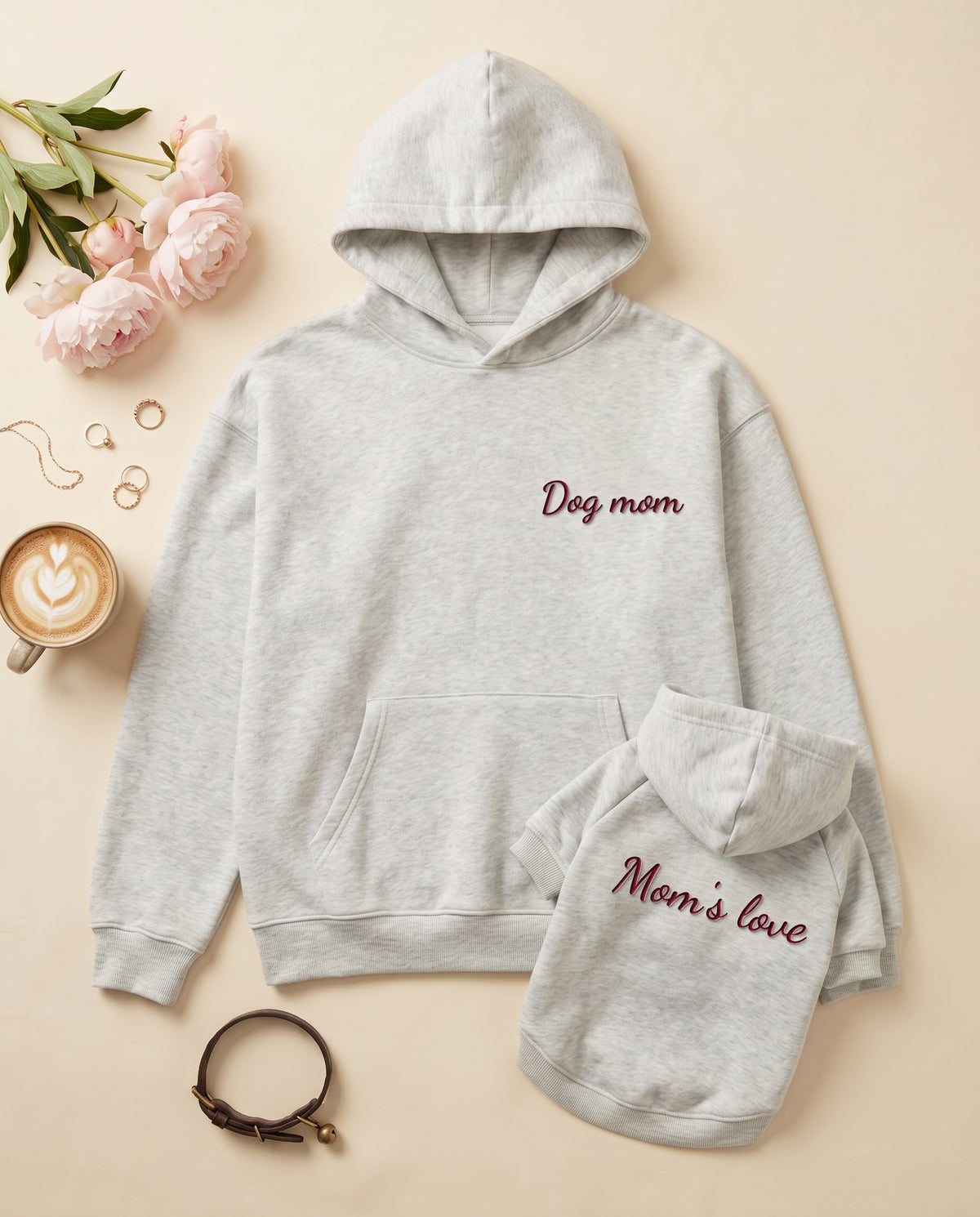Set felpe abbinate Dog mom + Mom's love grigio melange: felpa adulto e felpa cane con ricamo bordeaux, foto prodotto con peonie, cappuccino e collare