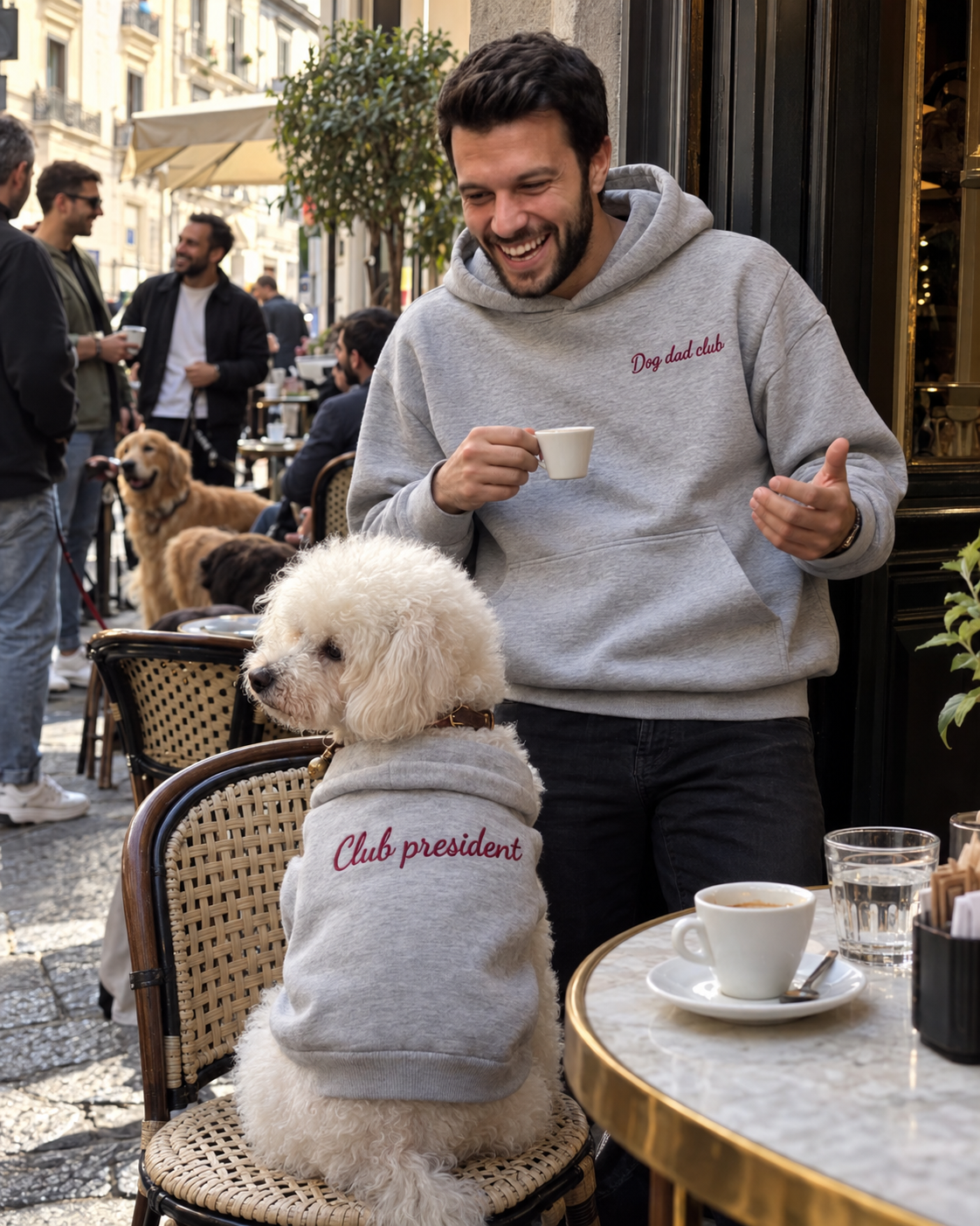 Set felpe abbinate Dog dad club + Club president grigio melange: uomo con felpa Dog dad club ricamata al bar e cane con felpa Club president