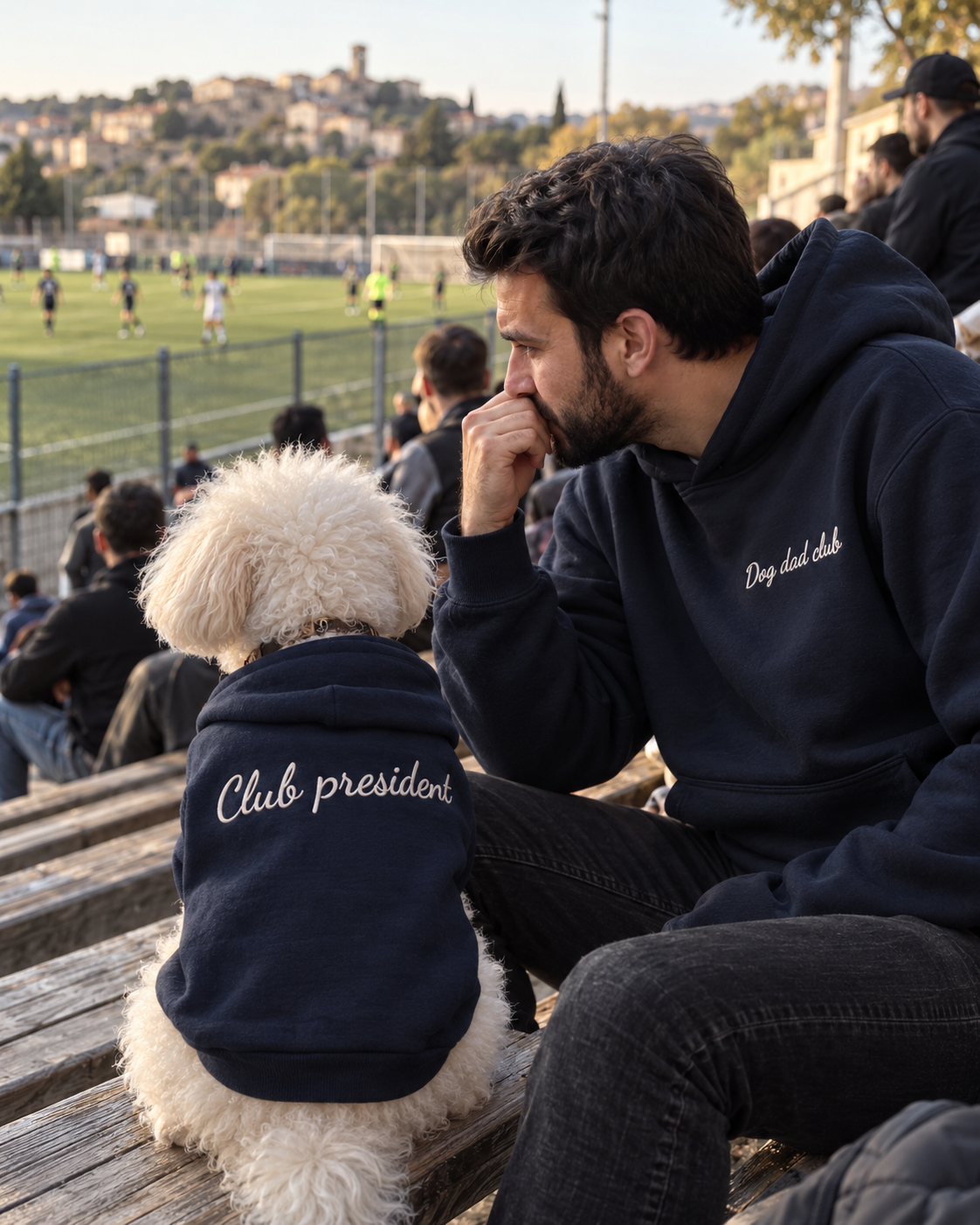 Set felpe abbinate Dog dad club + Club president blu navy: uomo con felpa Dog dad club ricamata allo stadio e cane con felpa Club president