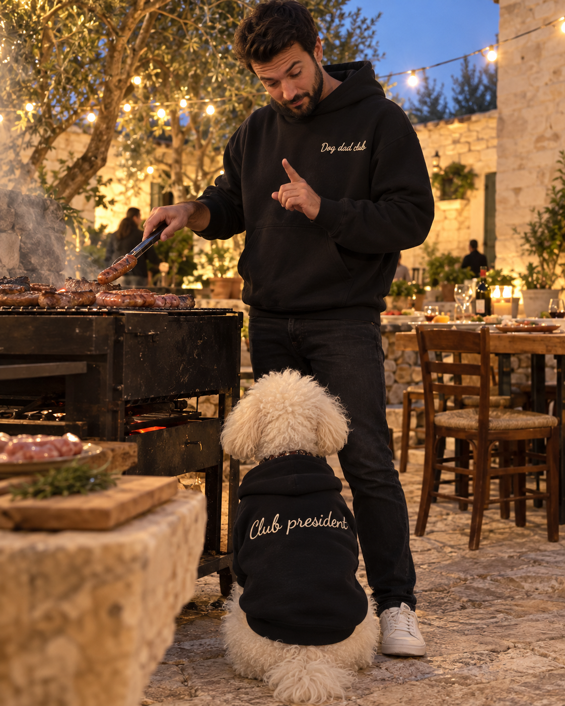 Set felpe abbinate Dog dad club + Club president nero: uomo con felpa Dog dad club ricamata alla griglia all'aperto e cane con felpa Club president