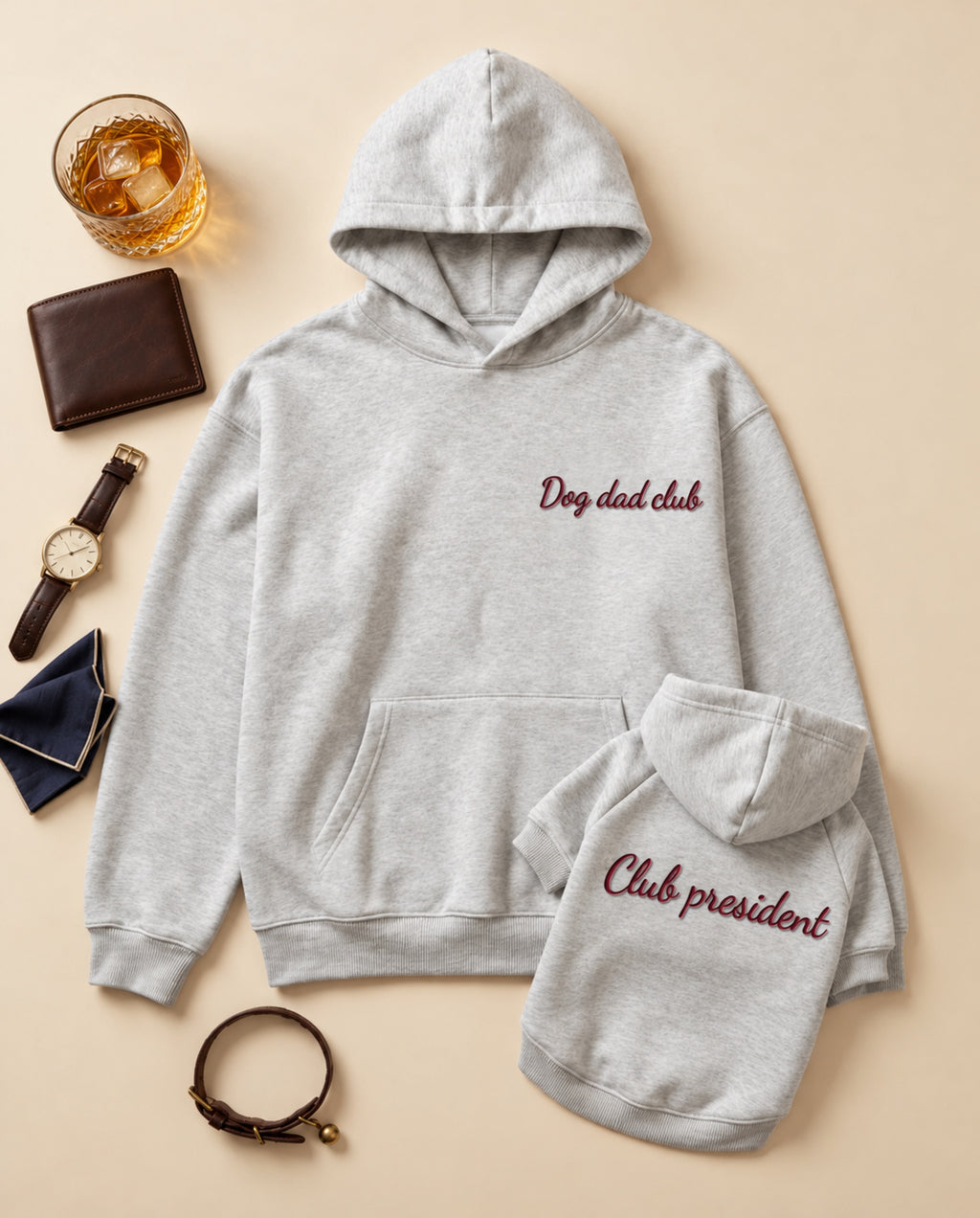 Set felpe abbinate Dog dad club + Club president grigio melange: felpa adulto e felpa cane con ricamo bordeaux, foto prodotto con whisky, portafoglio e orologio
