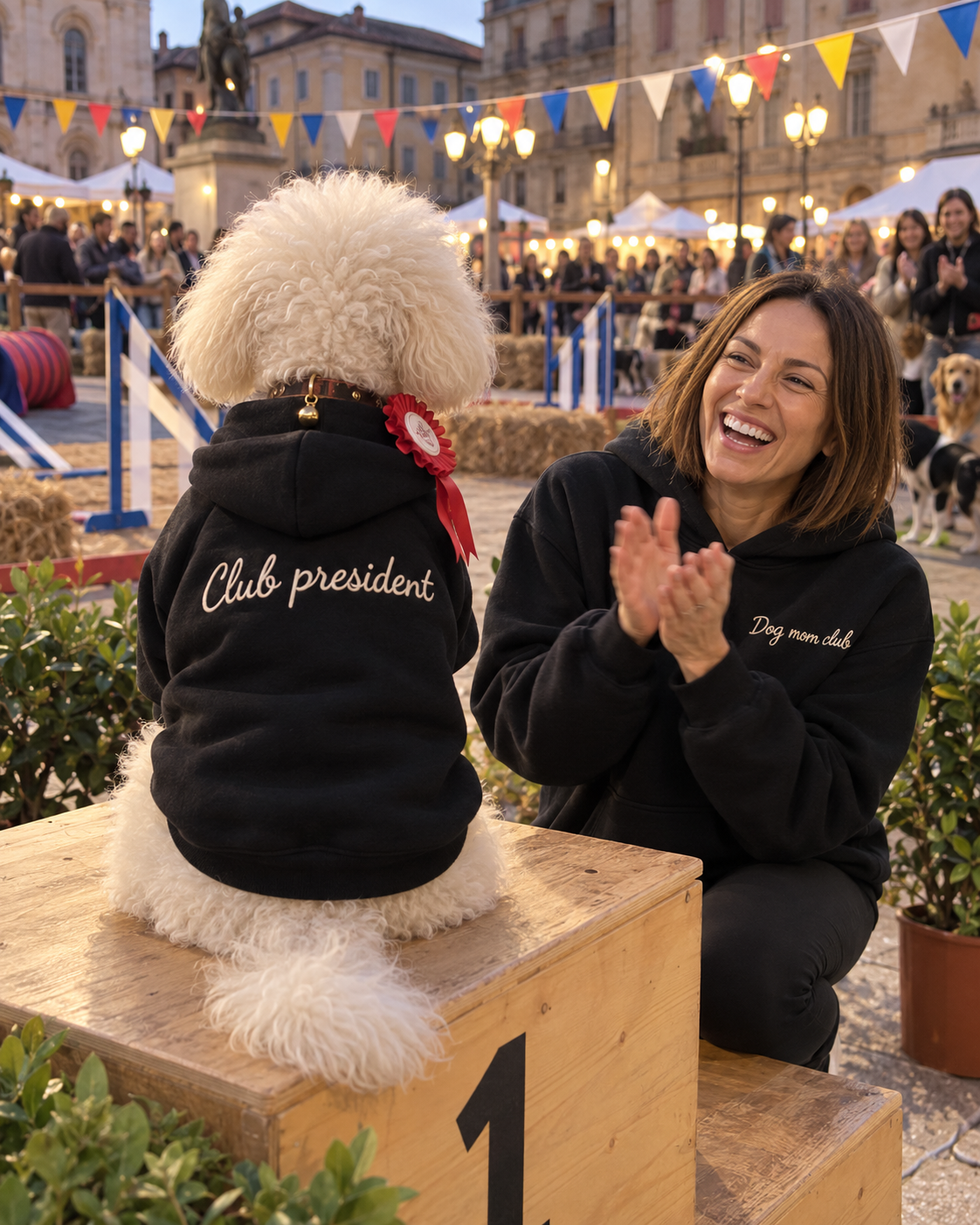 Set felpe abbinate Dog mom club + Club president nero: donna con felpa Dog mom club ricamata e cane con felpa Club president in piazza