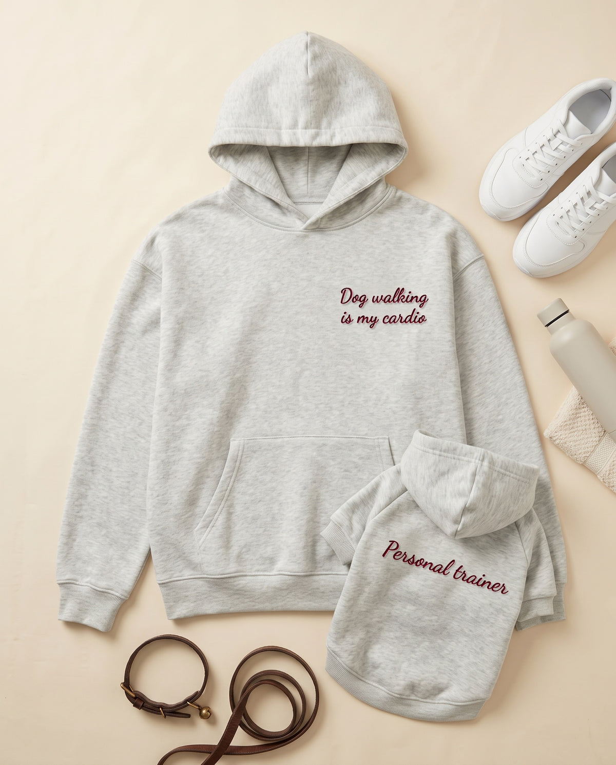 Set felpe abbinate Dog walking is my cardio + Personal trainer grigio melange: felpa adulto e felpa cane con ricamo bordeaux, foto prodotto con guinzaglio e sneakers