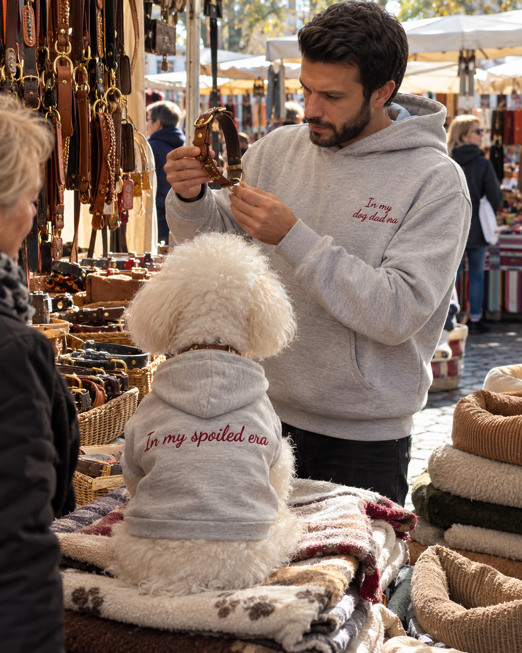 Set felpe abbinate In my dog dad era + In my spoiled era grigio melange: uomo al mercato con felpa ricamata e cane con felpa In my spoiled era