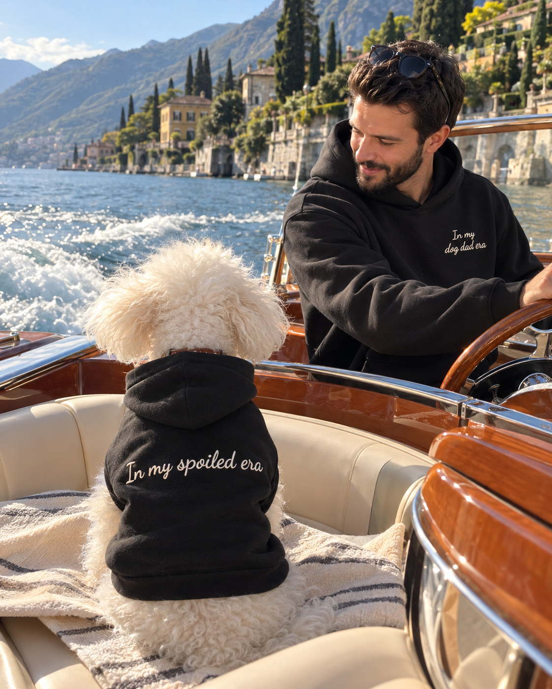 Set felpe abbinate In my dog dad era + In my spoiled era nero: uomo in motoscafo sul lago con felpa ricamata e cane con felpa In my spoiled era