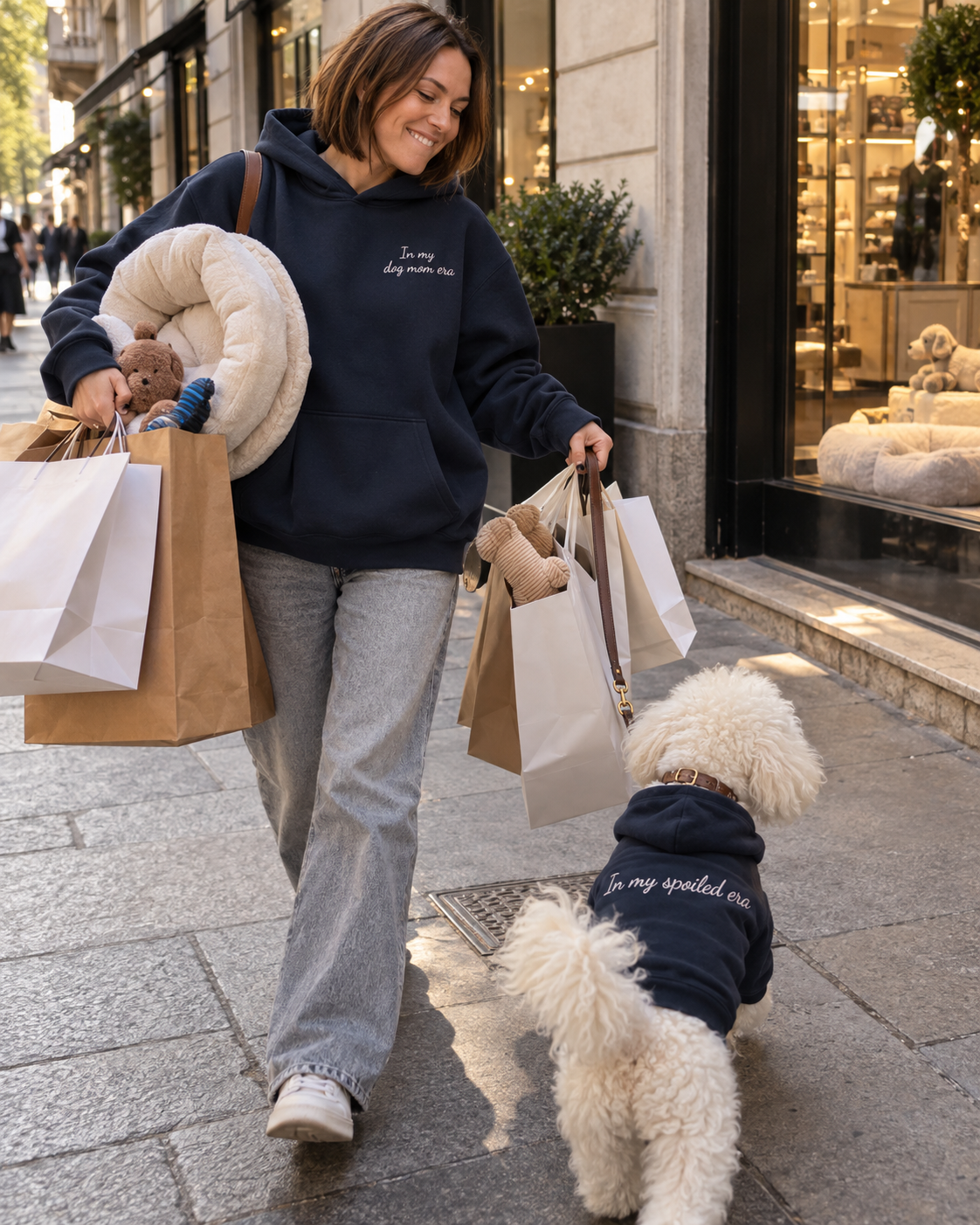 Set felpe abbinate In my dog mom era + In my spoiled era blu navy: donna a fare shopping con felpa ricamata e cane con felpa In my spoiled era