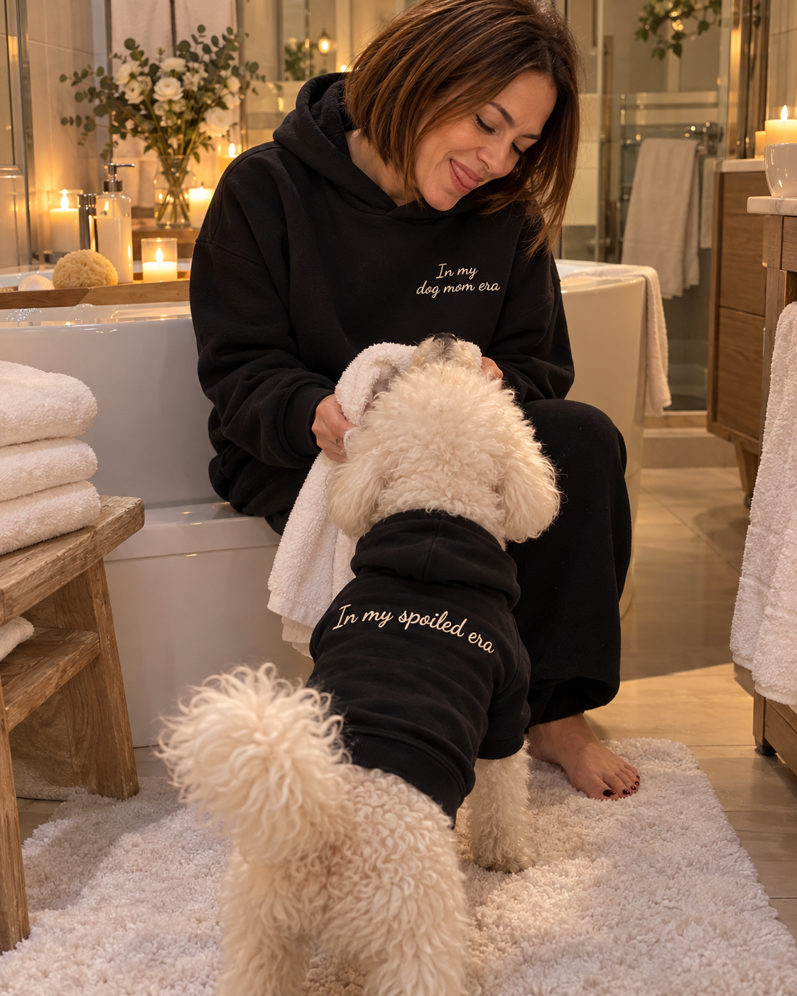 Set felpe abbinate In my dog mom era + In my spoiled era nero: donna con felpa ricamata coccola il cane con felpa In my spoiled era