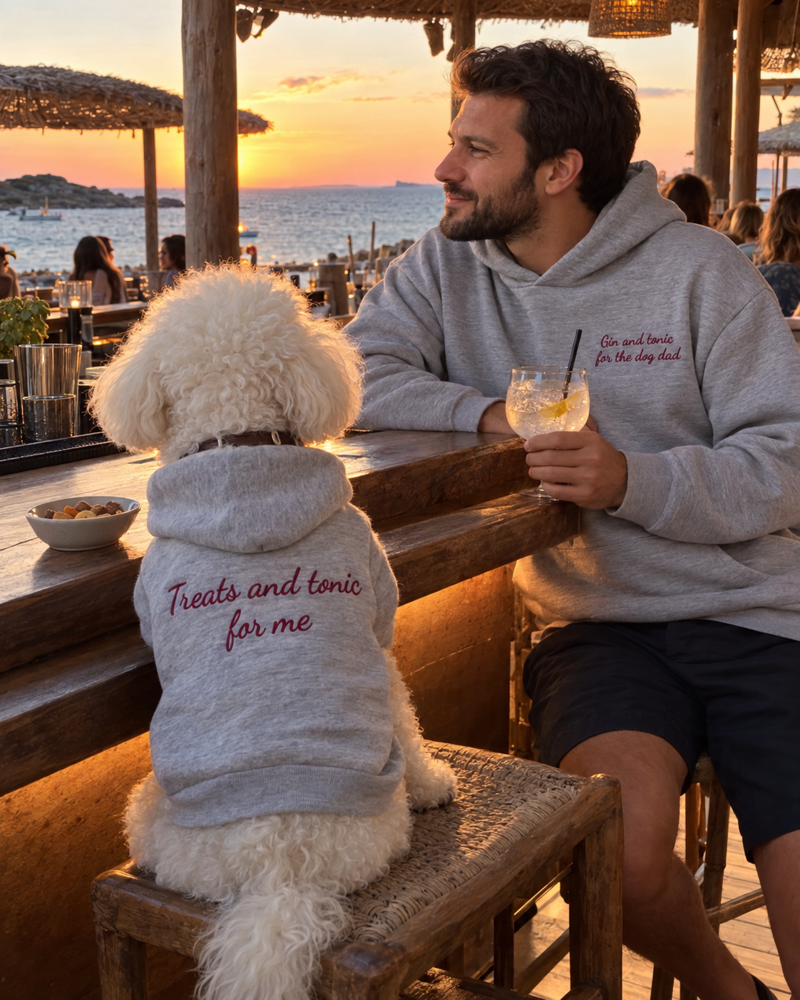Set felpe abbinate Gin and tonic for the dog dad + Treats and tonic for me grigio melange: uomo con gin tonic al tramonto sul mare e cane con felpa ricamata