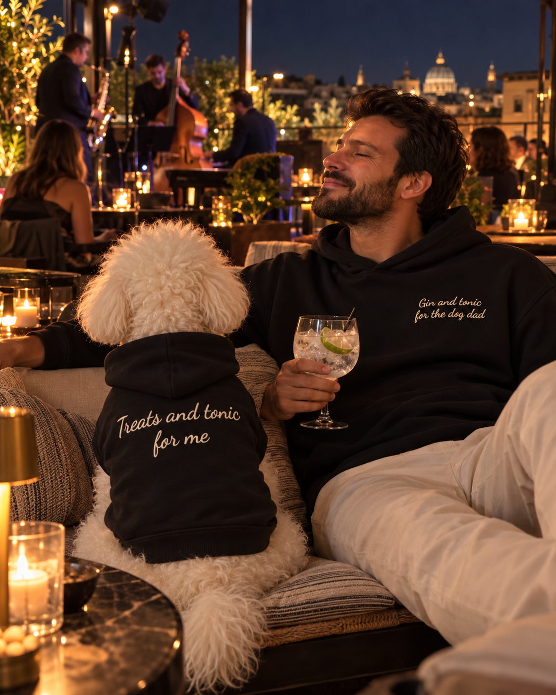 Set felpe abbinate Gin and tonic for the dog dad + Treats and tonic for me nero: uomo all'aperitivo su una terrazza a Roma e cane con felpa ricamata