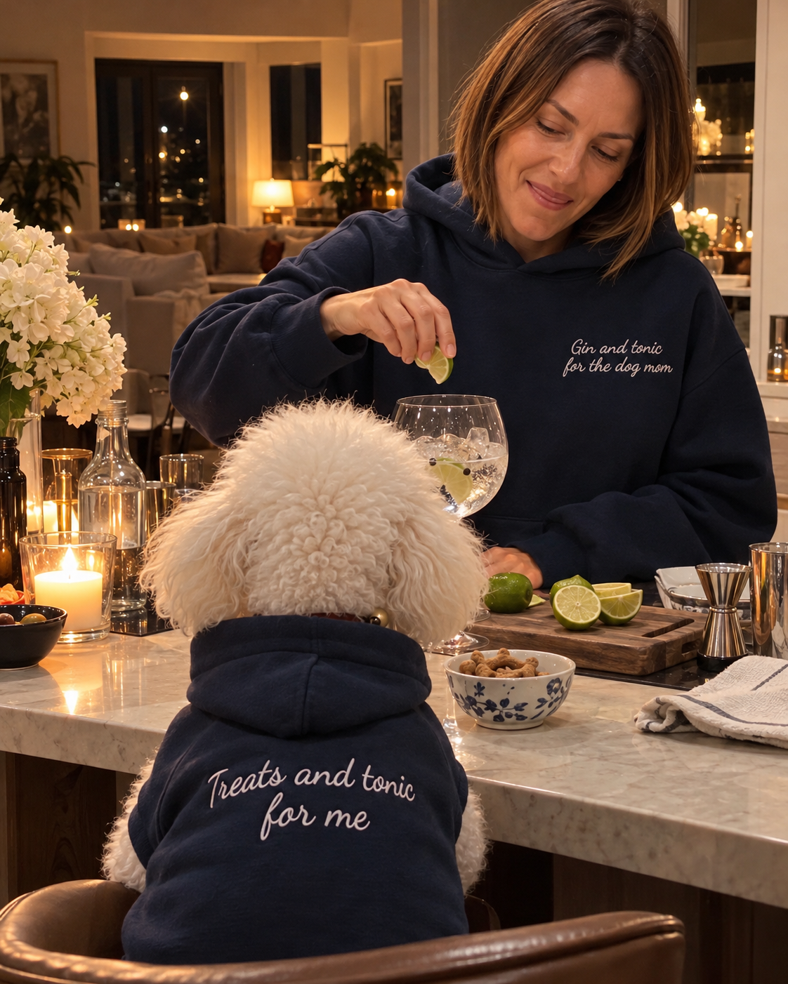 Set felpe abbinate Gin and tonic for the dog mom + Treats and tonic for me blu navy: donna prepara un gin tonic e cane con felpa ricamata