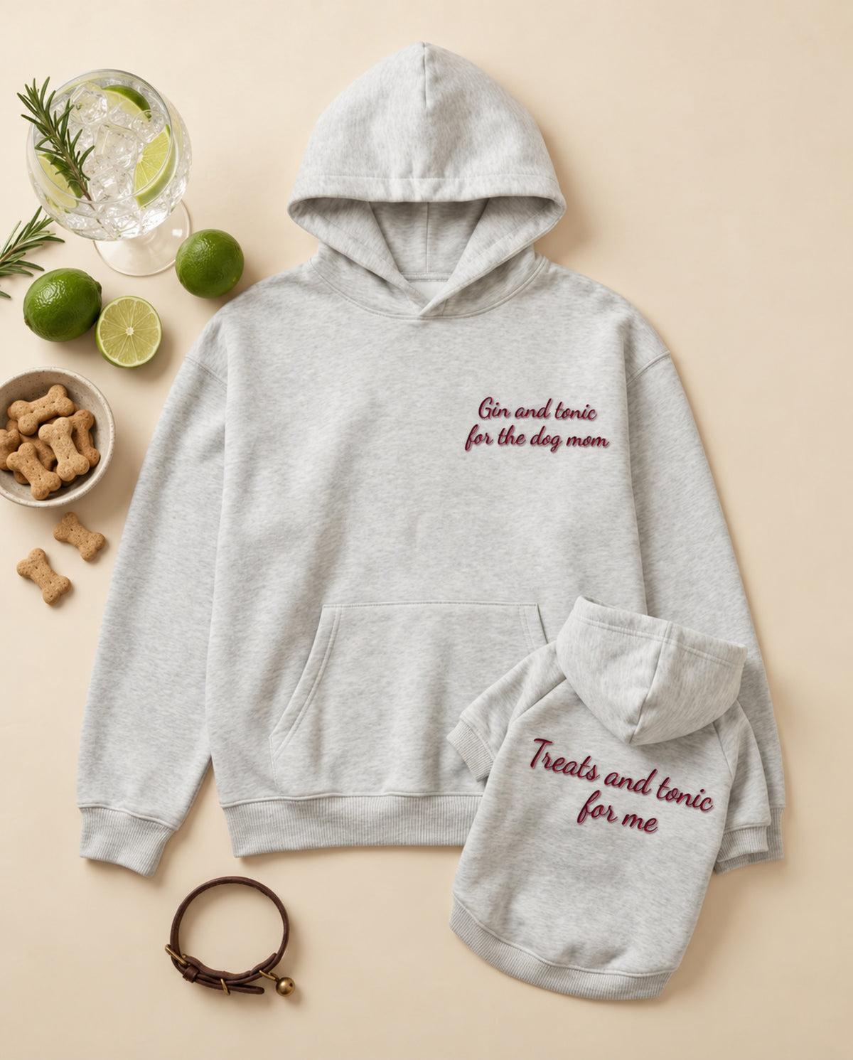 Set felpe abbinate Gin and tonic for the dog mom + Treats and tonic for me grigio melange: felpa adulto e felpa cane con ricamo bordeaux, foto prodotto con gin tonic, lime e biscotti per cani