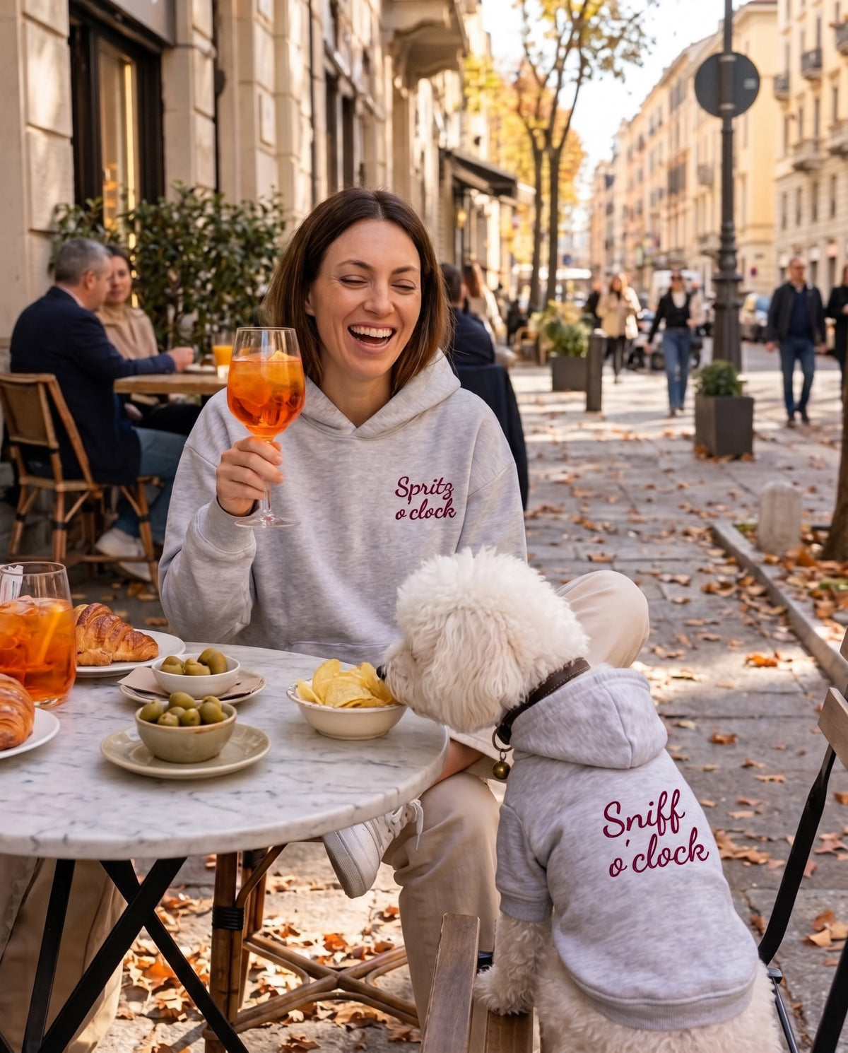Set felpe abbinate Spritz o'clock grigio: lei e il suo cane all'aperitivo
